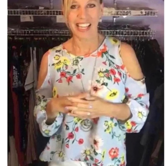 Cold shoulder top size small - Picture 2 of 8